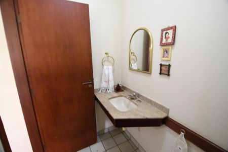 Casa à venda com 370m², 4 quartos e 4 vagasLavabo