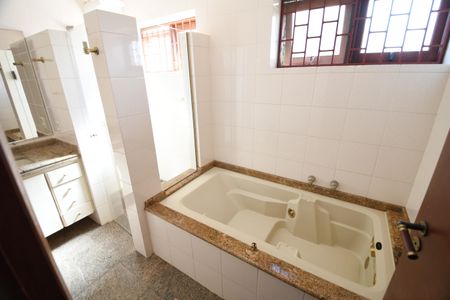 Casa à venda com 370m², 4 quartos e 4 vagasBanheiro Suíte