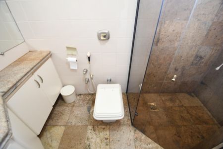 Casa à venda com 370m², 4 quartos e 4 vagasBanheiro Social