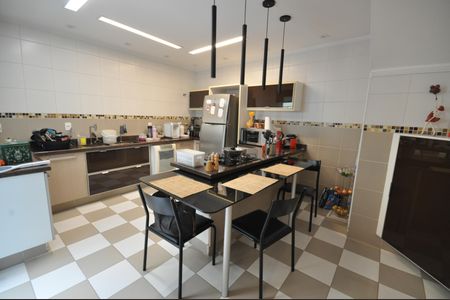 Casa de condomínio para alugar com 197m², 3 quartos e 2 vagasCozinha