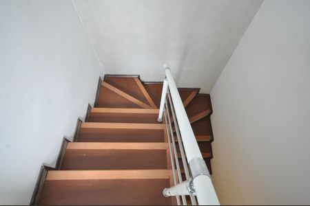 Casa de condomínio para alugar com 197m², 3 quartos e 2 vagasEscada