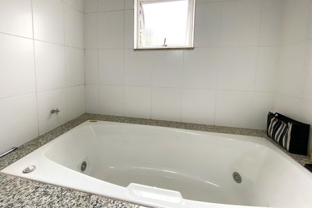 Casa à venda com 420m², 5 quartos e 4 vagasBanheiro da Suite Master