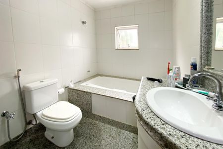 Casa à venda com 420m², 5 quartos e 4 vagasBanheiro da Suite Master