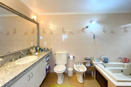 Casa à venda com 420m², 5 quartos e 4 vagasBanheiro da Suíte 2