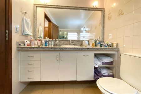 Casa à venda com 420m², 5 quartos e 4 vagasBanheiro da Suíte 2