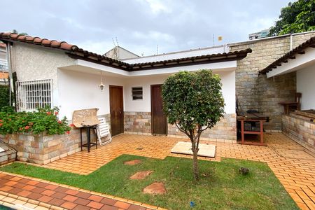 Casa à venda com 420m², 5 quartos e 4 vagasEdícula