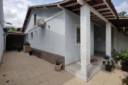 Casa de condomínio para alugar com 143m², 2 quartos e 2 vagas Casa de condomínio para alugar com 143m², 2 quartos e 2 vagasFachada