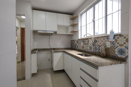 Casa de condomínio para alugar com 143m², 2 quartos e 2 vagas Casa de condomínio para alugar com 143m², 2 quartos e 2 vagasCozinha - Armários