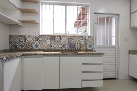 Casa de condomínio para alugar com 143m², 2 quartos e 2 vagas Casa de condomínio para alugar com 143m², 2 quartos e 2 vagasCozinha - Armários