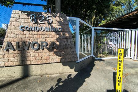 Casa de condomínio para alugar com 143m², 2 quartos e 2 vagas Casa de condomínio para alugar com 143m², 2 quartos e 2 vagasFachada do condomínio