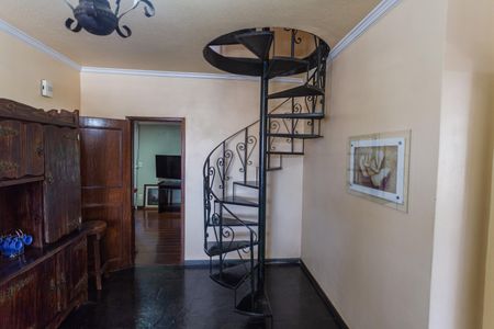 Apartamento à venda com 180m², 4 quartos e 8 vagas Apartamento à venda com 180m², 4 quartos e 8 vagasEscada de Acesso a Cobertura