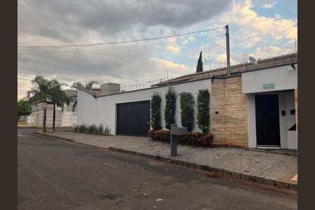 Casa para alugar com 200m², 4 quartos e 3 vagasFachada