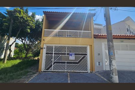 Casa à venda com 211m², 3 quartos e 2 vagas Casa à venda com 211m², 3 quartos e 2 vagasFachada