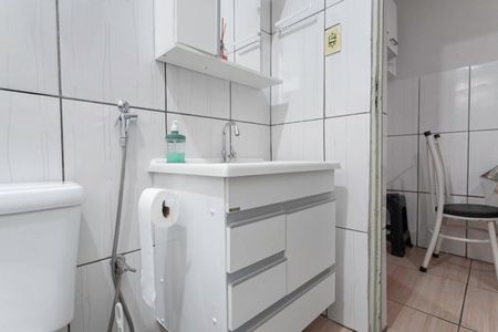 Casa para alugar com 85m², 2 quartos e 1 vaga Casa para alugar com 85m², 2 quartos e 1 vagaBanheiro social