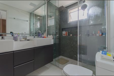 Apartamento à venda com 254m², 3 quartos e 4 vagas Apartamento à venda com 254m², 3 quartos e 4 vagasBanheiro da Suíte 2