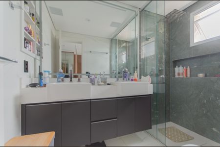 Apartamento à venda com 254m², 3 quartos e 4 vagas Apartamento à venda com 254m², 3 quartos e 4 vagasBanheiro da Suíte 2