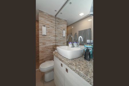 Banheiro de apartamento para alugar com 1 quarto, 39m² em Humaitá, Porto Alegre