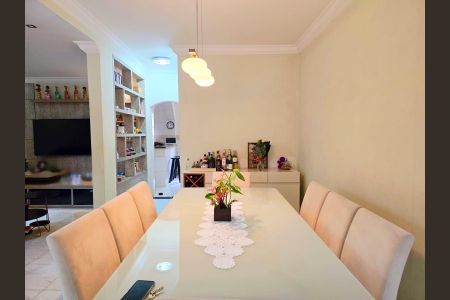 Casa à venda com 261m², 4 quartos e 2 vagas Casa à venda com 261m², 4 quartos e 2 vagasSala