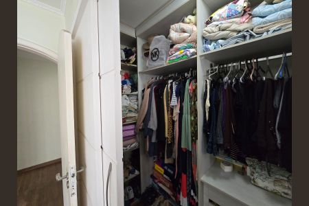 Casa à venda com 261m², 4 quartos e 2 vagas Casa à venda com 261m², 4 quartos e 2 vagasCloset da Suíte 1