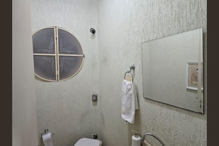 Casa à venda com 261m², 4 quartos e 2 vagas Casa à venda com 261m², 4 quartos e 2 vagasLavabo