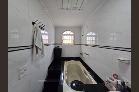 Casa à venda com 261m², 4 quartos e 2 vagas Casa à venda com 261m², 4 quartos e 2 vagasBanheiro da Suíte 01