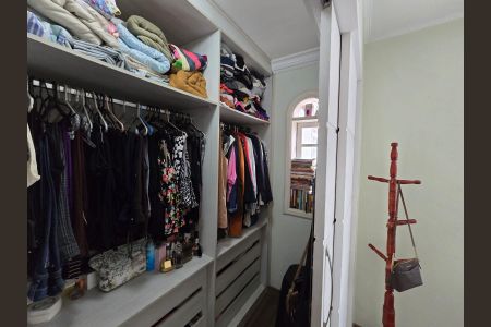 Casa à venda com 261m², 4 quartos e 2 vagas Casa à venda com 261m², 4 quartos e 2 vagasCloset da Suíte 1