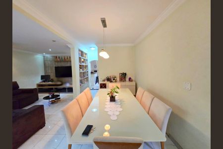 Casa à venda com 261m², 4 quartos e 2 vagas Casa à venda com 261m², 4 quartos e 2 vagasSala