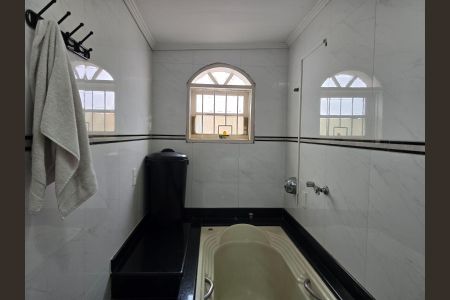 Casa à venda com 261m², 4 quartos e 2 vagas Casa à venda com 261m², 4 quartos e 2 vagasBanheiro da Suíte 01