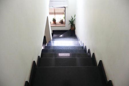 Casa à venda com 261m², 4 quartos e 2 vagasSala escada acesso aos Quartos 