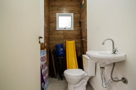 Casa de condomínio para alugar com 160m², 3 quartos e 3 vagas Casa de condomínio para alugar com 160m², 3 quartos e 3 vagasBanheiro de serviço