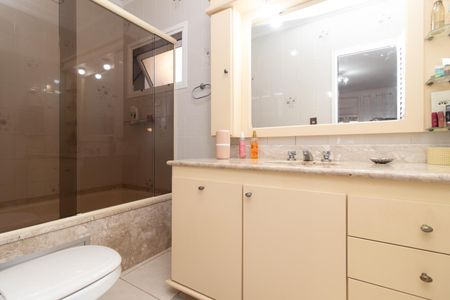 Banheiro de casa à venda com 4 quartos, 283m² em Vila Joao Pessoa, Porto Alegre