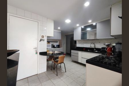 Apartamento à venda com 300m², 3 quartos e 3 vagasCozinha