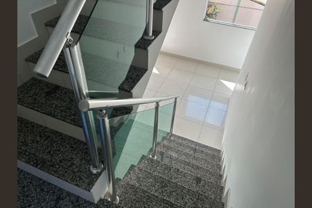 Escada de casa para alugar com 3 quartos, 202m² em Santa Helena, Contagem