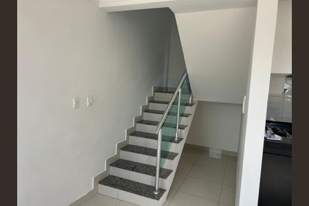 Escada de casa para alugar com 3 quartos, 202m² em Santa Helena, Contagem