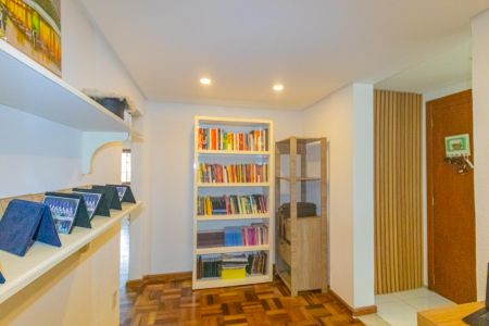 Casa à venda com 334m², 4 quartos e 2 vagas Casa à venda com 334m², 4 quartos e 2 vagasEscritório