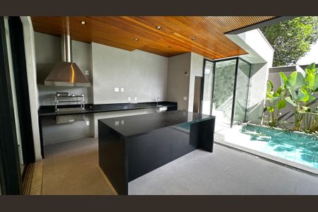 Casa de condomínio à venda com 493m², 4 quartos e 2 vagas Casa de condomínio à venda com 493m², 4 quartos e 2 vagasÁrea externa
