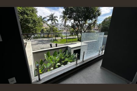 Casa de condomínio à venda com 493m², 4 quartos e 2 vagas Casa de condomínio à venda com 493m², 4 quartos e 2 vagasVaranda