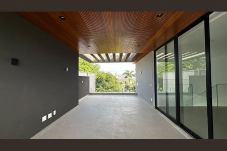 Casa de condomínio à venda com 493m², 4 quartos e 2 vagas Casa de condomínio à venda com 493m², 4 quartos e 2 vagasVaranda