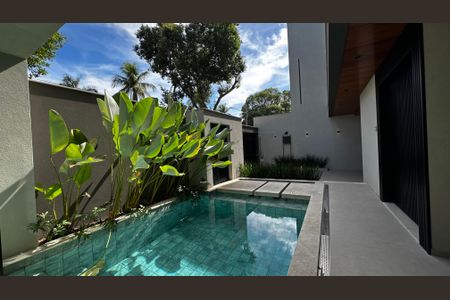 Casa de condomínio à venda com 493m², 4 quartos e 2 vagas Casa de condomínio à venda com 493m², 4 quartos e 2 vagasPiscina