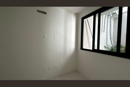 Casa de condomínio à venda com 493m², 4 quartos e 2 vagas Casa de condomínio à venda com 493m², 4 quartos e 2 vagasQuarto de Serviço