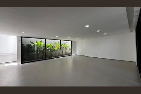 Casa de condomínio à venda com 493m², 4 quartos e 2 vagas Casa de condomínio à venda com 493m², 4 quartos e 2 vagasSala