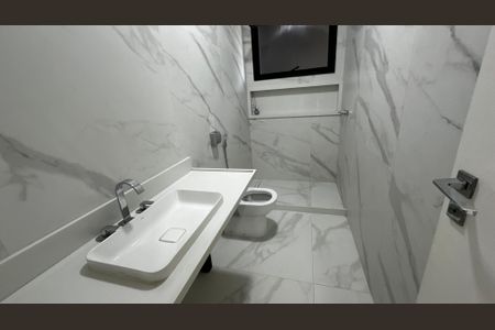 Casa de condomínio à venda com 493m², 4 quartos e 2 vagas Casa de condomínio à venda com 493m², 4 quartos e 2 vagasBanheiro do Quarto 1