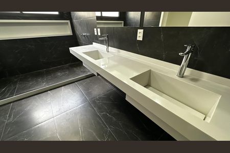 Casa de condomínio à venda com 493m², 4 quartos e 2 vagas Casa de condomínio à venda com 493m², 4 quartos e 2 vagasBanheiro do Quarto 3