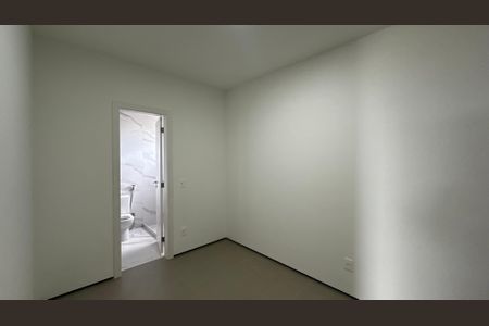 Casa de condomínio à venda com 493m², 4 quartos e 2 vagas Casa de condomínio à venda com 493m², 4 quartos e 2 vagasCloset do quarto 4