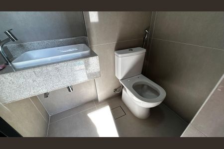 Casa de condomínio à venda com 493m², 4 quartos e 2 vagas Casa de condomínio à venda com 493m², 4 quartos e 2 vagasBanheiro da área externa