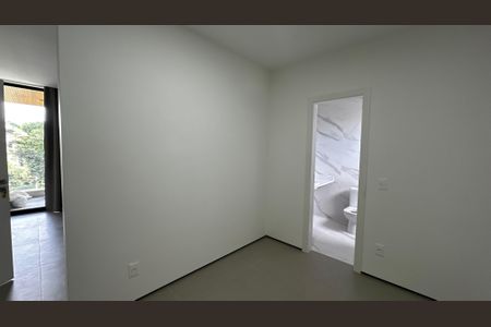 Casa de condomínio à venda com 493m², 4 quartos e 2 vagas Casa de condomínio à venda com 493m², 4 quartos e 2 vagasCloset do quarto 4