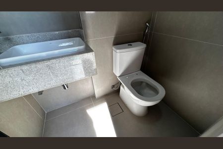 Casa de condomínio à venda com 493m², 4 quartos e 2 vagas Casa de condomínio à venda com 493m², 4 quartos e 2 vagasBanheiro da área externa