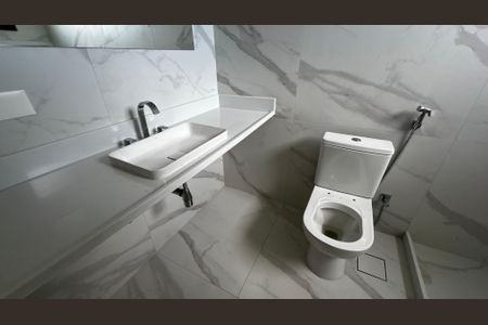 Casa de condomínio à venda com 493m², 4 quartos e 2 vagas Casa de condomínio à venda com 493m², 4 quartos e 2 vagasBanheiro do quarto 4