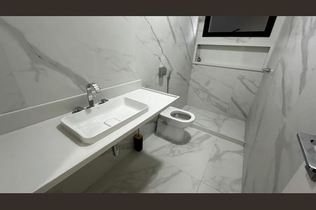 Casa de condomínio à venda com 493m², 4 quartos e 2 vagas Casa de condomínio à venda com 493m², 4 quartos e 2 vagasBanheiro do Quarto 1