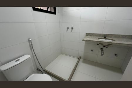 Casa de condomínio à venda com 493m², 4 quartos e 2 vagas Casa de condomínio à venda com 493m², 4 quartos e 2 vagasBanheiro de serviço